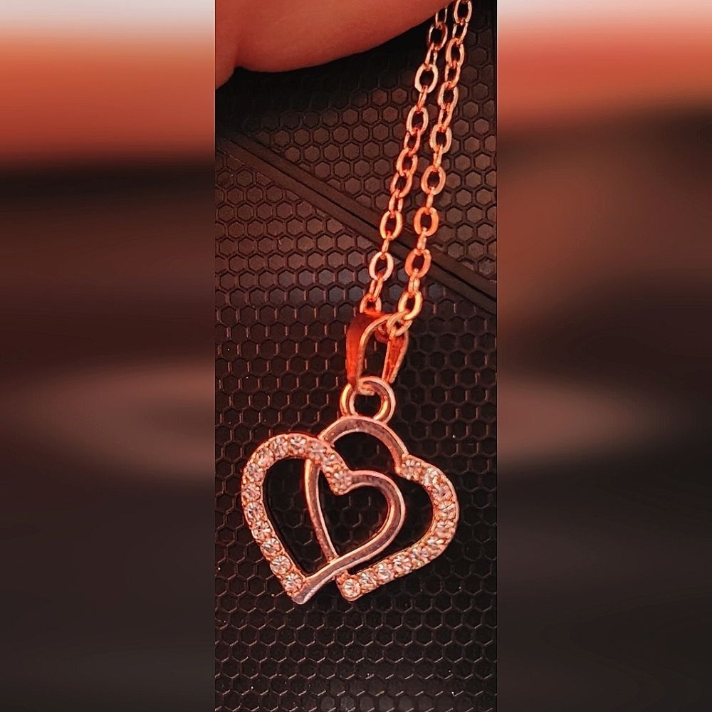 đ $6 BundledâCrooked Rose Gold Double Heart Necklace - Picture 2 of 2